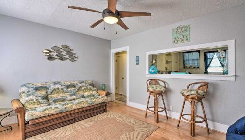 Walk to Beach Breezy Galveston Apt with Deck! - Foto 5