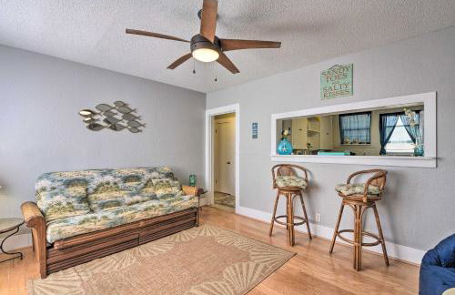 Walk to Beach Breezy Galveston Apt with Deck! - Foto 5