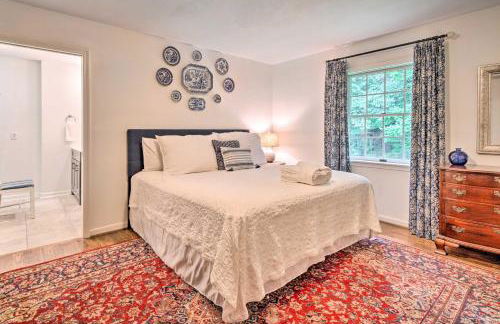 Deck with Fireplace Pet-Friendly Lake Lure Retreat - Foto 12