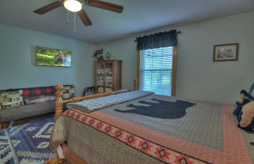 Bear Naked Hideaway - Relax in the hot tub with sounds from the nearby creek - Foto 21