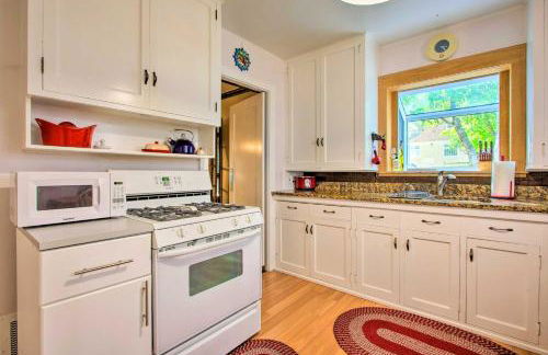 Elegant Home with Deck, 5 Blocks to Mayo Clinic - Foto 9