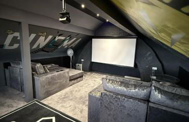SK Stays Modern Luxury Home With Jacuzzi Bath & Cinema Room - Foto 37