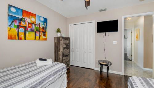 Elegant 4BR Pool Sanctuary - Ideal for Work or Play! - Foto 5