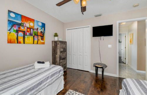 Elegant 4BR Pool Sanctuary - Ideal for Work or Play! - Foto 5