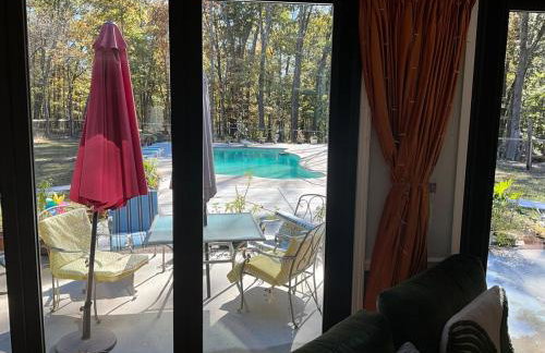 Quiet Forest Vacation home on a Private Road with Spacious Patios, Fire pit, Pet friendly and a Private pool - Foto 15