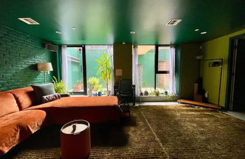 Bright 2-Story Brooklyn Oasis w Patio & Fire Pit - Foto 24