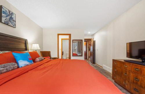 Large 2 Floor Condo, Pool Pass, Beach Club, walk to Shanty Creek - Foto 8
