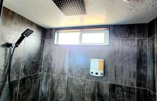 Designer Modern Tiny Home w All of The Amenities - Foto 10