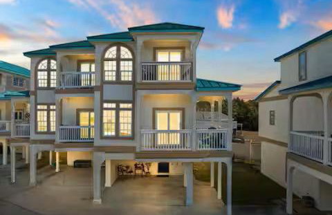 Coastal Castaway-Beach Retreat-Steps 2 Sand-Sleep 10-Pool-Hot tub - Foto 6