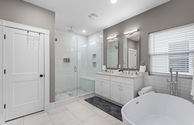 Uptown Elegant Escape | JZ Vacation Rentals - Photo 40