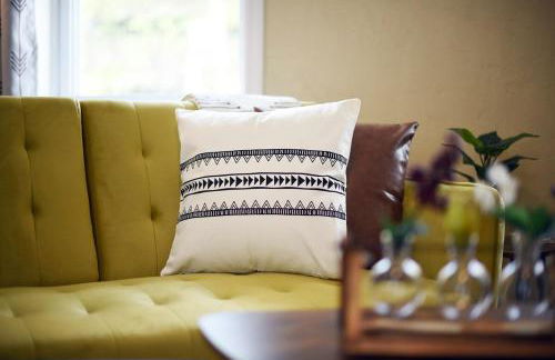 HostWise Stays - Block to AGH - King Bed, Free Off Street Parking - Foto 23