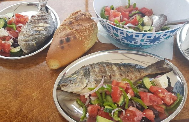Paseo en barco de pesca con pescador profesional (grupo pequeño) - Foto 5