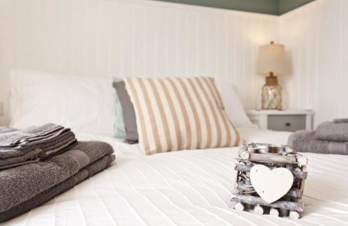 COASTGUARD COTTAGES by BOURNECOAST - A Charming Victorian Holiday Home with SEA VIEWS, HOT TUB and Garden - HB6098 - Foto 17