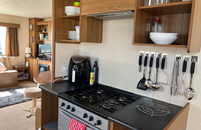 Super 3 Bedroom Pet Friendly Caravan With Decking - Photo 6