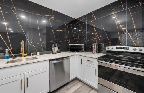 Chic Heights Retreat with Pool and Free Parking - Foto 16