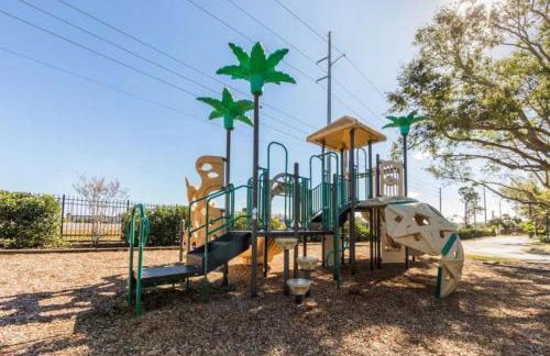 Enjoy mini golf, arcade games, and pools with Family in 2BD Orlando condo - Foto 69