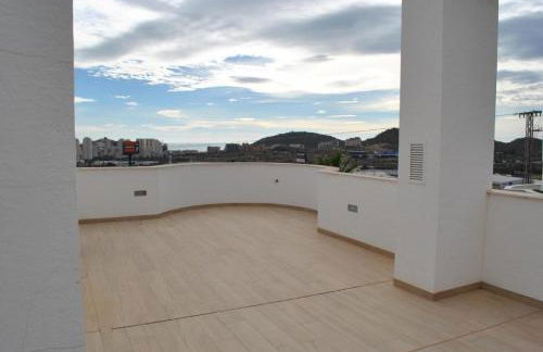 PANORAMISCH modern vakantiehuis in Finestrat bij Benidorm met 3 slaapkamers, gelegen op de 1ste lijn met privézwembad en omheinde privétuin, zicht op zee, de bergen met 'Kilómetro Vertical del Puig Campana' en op de skyline van Benidorm City en Finestrat - Foto 26