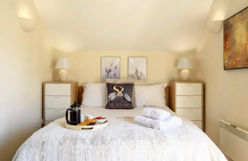 Cosy Cotswold Lodge by Your Home Here - ideal for families, log-burner, spa, private parking, EV Hookup included and heated swimming pools - Foto 6