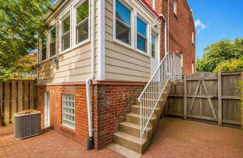 Beautiful 3BR 2BA Colonial House by CozySuites - Foto 24