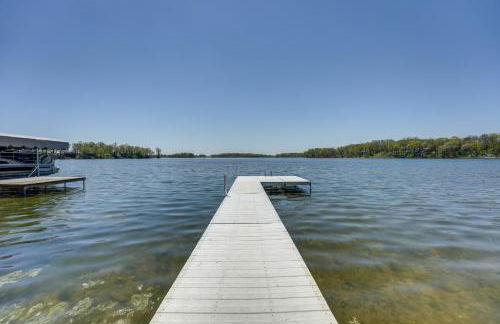 Spacious Delton Home with Fire Pit and Lake Views - Foto 44