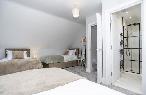 Central Telford Home - Sleeps 8 - Private Parking - Photo 15