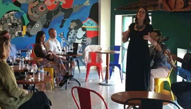 Desfrutando do espetáculo no Cais do Fado