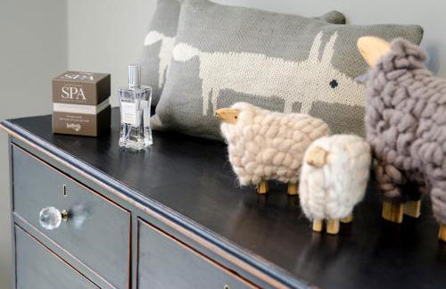 The Cow Shed - with hot tub - Photo 16