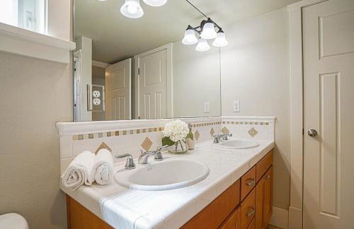 Exquisite Central Townhome with Spacious Loft and Gourmet Kitchen - Foto 19