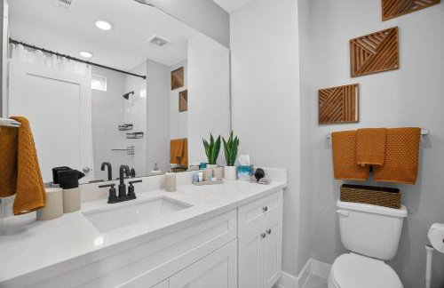 Modern EaDo Stay - 3BR Townhome w Private Deck - Foto 31