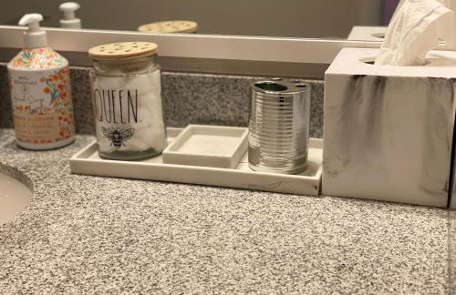 Lux House Of Champagne 2BR 2BA Free Parking & Wifi - Photo 17