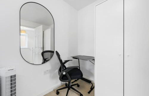 Superb Two Bedroom House Near Etihad & Coop Live - Free Parking - Foto 9