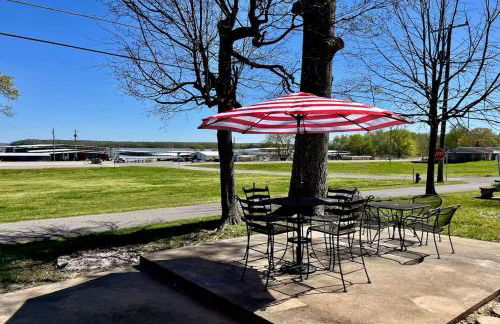 Classic Lakeside Estate Stay with Cozy Living Spaces & Outdoor Adventures in Kuttawa, Kentucky - Foto 38