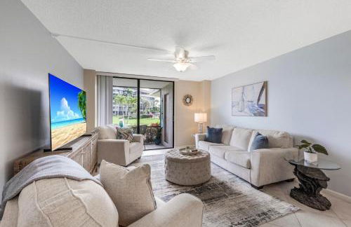 Walkout condo with beach access, pool and pickleball - Foto 1