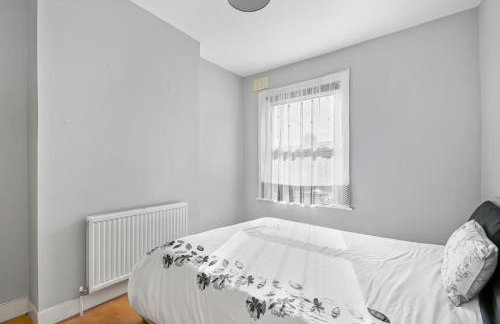 First floor 1 bed apartment with lounge and kitchen - Photo 1