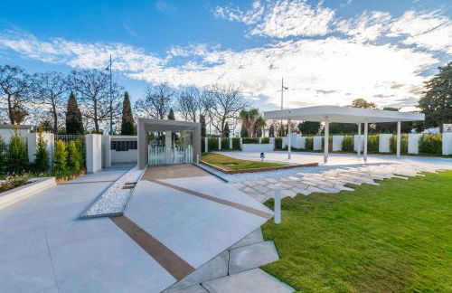 Newly Built 3 BDRM Luxury Apt Close to the Beach - Photo 43