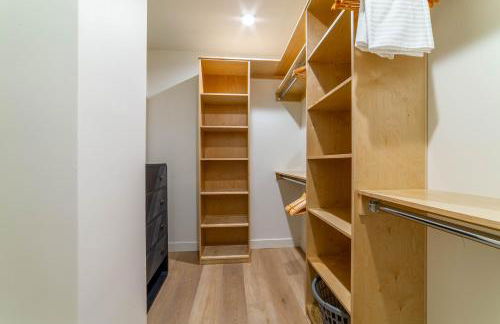 Spectacular New 4BR Townhome: Garage, Jacuzzi, BBQ - Photo 12