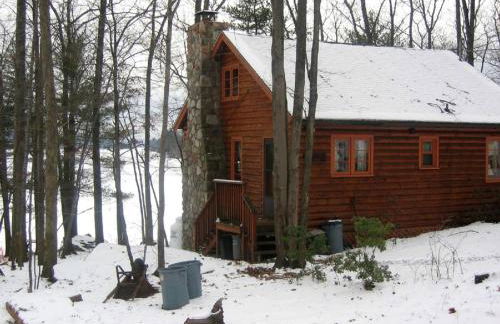 Idyllic Waterfront Log Cabin in Wayne County Overlooking Lake Wallenpaupack, Pennsylvania - Foto 1