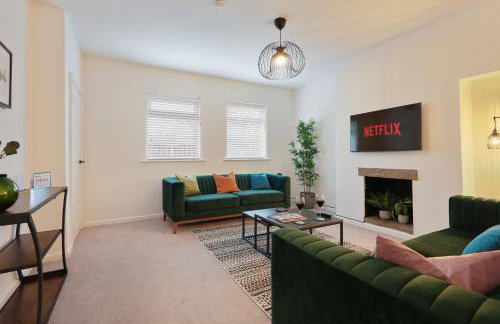 The Lodge - comfortable, stylish, 3 bedroom home with 3-6 beds near Utilita Arena - free parking - Photo 5