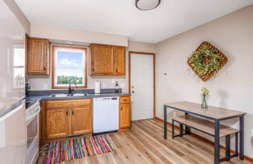 Boho Cleveland Bungalow - Sun-Drenched 2BR with Deck - Foto 13