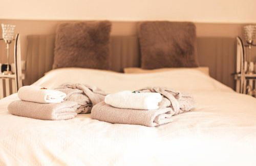 Pfälzer Herzel mit 2 Schlafzimmern und Blick über die Rheinebene kostenfreiem Parkplatz und Wlan fußläufig zum Wald und den Weinbergen Weinkühlschrank Brötchenservice Garten mit Gasgrill - Foto 16