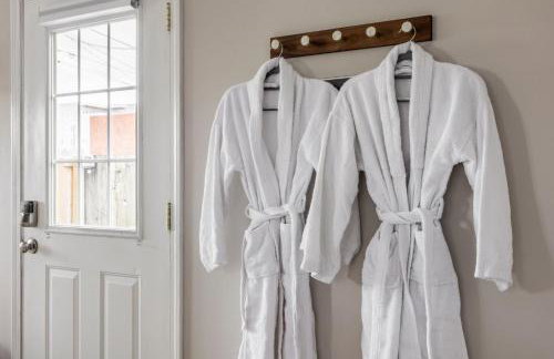 Capitol House - 3 Bed 1 Full and 1 Half Bath, Pet Friendly with Hot Tub walk to Lucas Oil Stadium - Foto 71