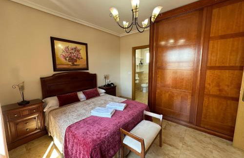 Casa grande de tres plantas con parking gratis - Foto 4