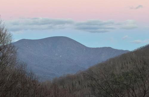 Romantic Getaway or Family Vacay with Mountain Views & Hot Tub - Foto 11