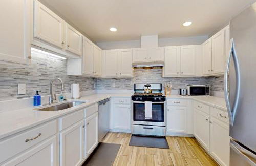 Downtown Duplex with Fire Pit 1 Mi to Waterfront - Foto 10