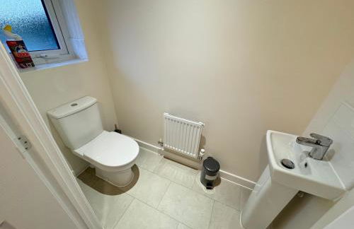 Stylish 2 Bedroom Home Near Lake with Free Parking & Garden - Photo 30