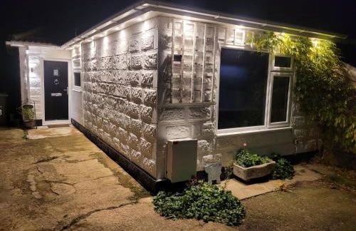 Modern 2 bed pet friendly Bungalow near countryside and a short drive to seafront- with large private garden by Catchpole Stays - Foto 11