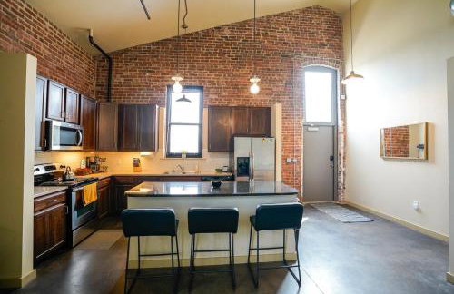 Industrial Escape 2bd 2bath - Photo 6