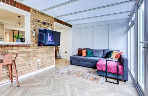 The Iver - 3BR - Spacious House - Free Parking - Photo 5