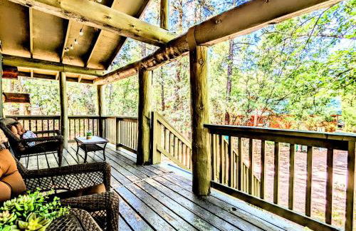 Charming Log Cabin in Tall Pines w Large Deck - Foto 11