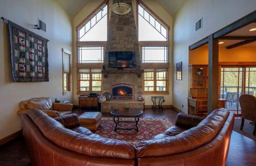Scenic Mountain Cabin with Creekside Deck & Outdoor Fireplace near North Meadow Creek, Montana - Foto 2